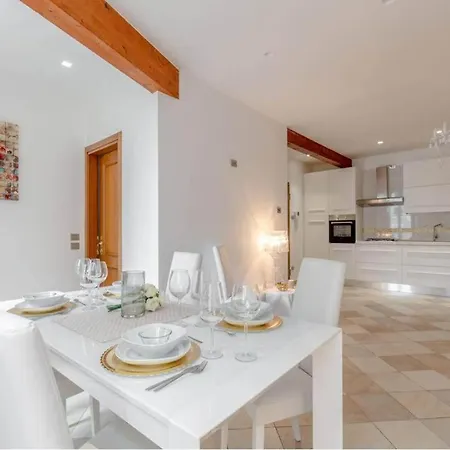 Palazzo Teatro Vecchio - Holiday Apartment *